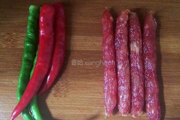 双椒腊肠的做法图解1