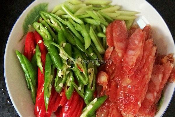 双椒腊肠的做法图解2