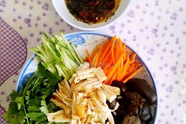 凉拌木耳腐竹的做法图解4