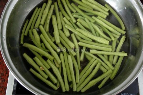 豆角茄子炒肉的做法图解3