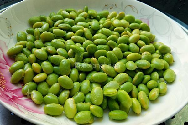 肉末炒毛豆的做法图解1