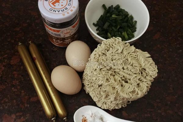 火腿鸡蛋炒面的做法图解1