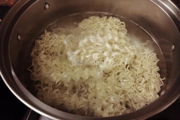 火腿鸡蛋炒面的做法图解4
