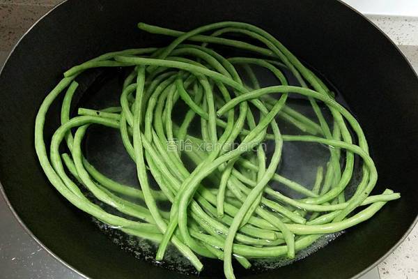 豇豆猪肉馅水饺的做法图解3