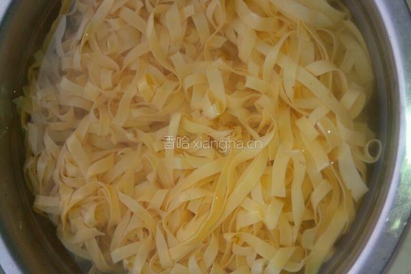 凉拌豆仁皮的做法图解2