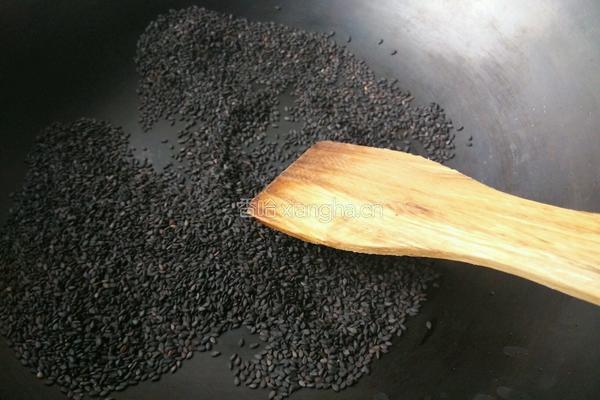 自制黑芝麻糊的做法图解1