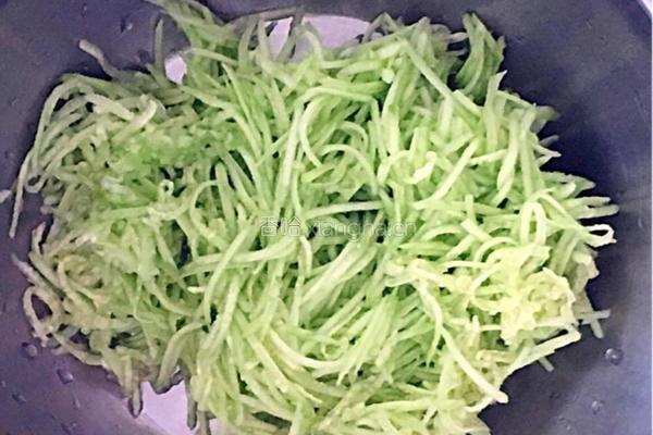 《鲜虾青瓜烙》的做法图解4