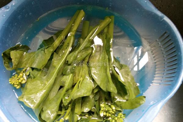 五花肉炒芥兰的做法图解1