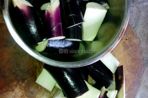 蒜香茄子的做法图解1