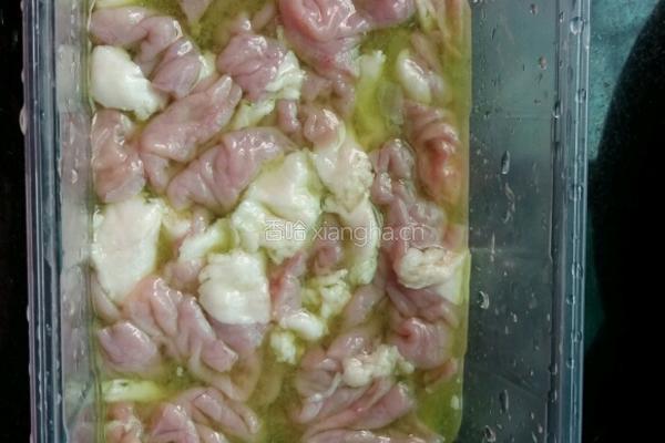 猪粉肠炒六棱豆的做法图解2