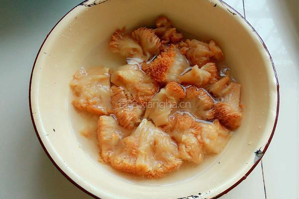 猴头菇炖鸡块的做法图解2
