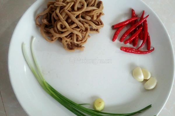 爆炒麻辣鸭肠的做法图解1