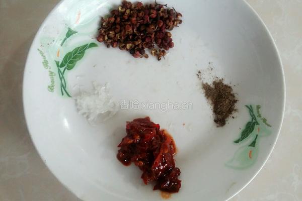 爆炒麻辣鸭肠的做法图解2
