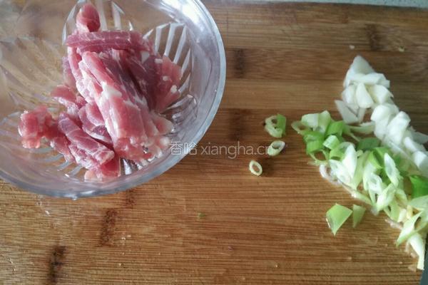 黄花菜炒肉的做法图解3