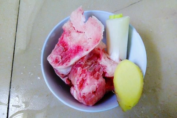大骨莲藕汤的做法图解3