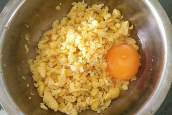 韭菜鸡蛋水煎饺的做法图解1