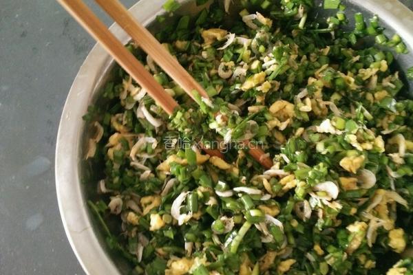 韭菜鸡蛋水煎饺的做法图解2