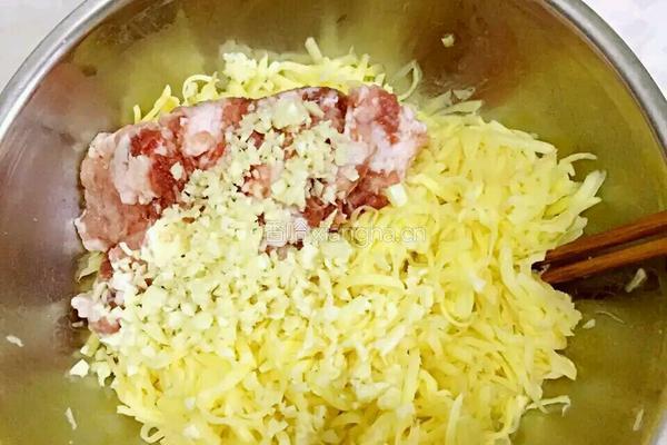 肉末土豆饼的做法图解2