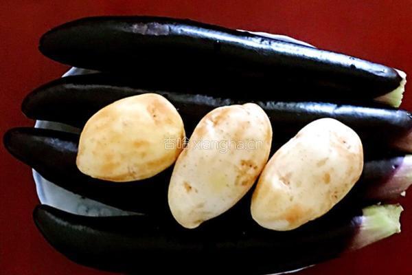 农家菜辣椒鸡蛋焖子（也叫鸡蛋酱）拌茄子土豆的做法图解1