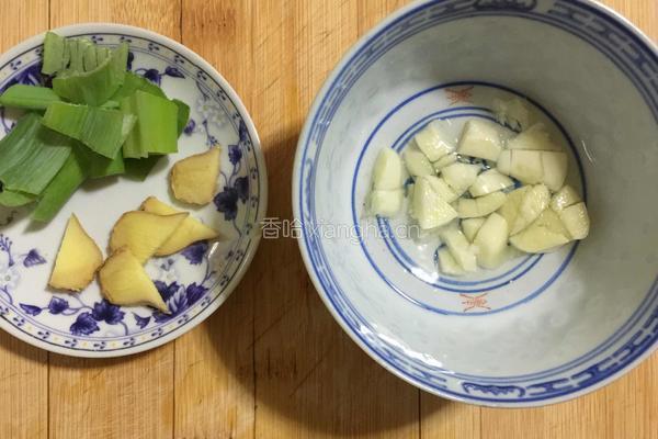 培根鸡蛋炒黄瓜的做法图解1