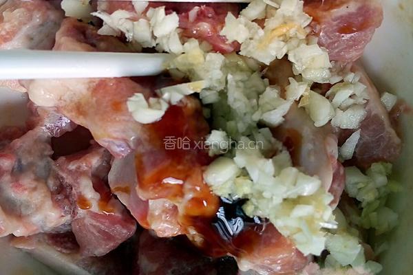 海鲜菇排骨蒸南瓜的做法图解1