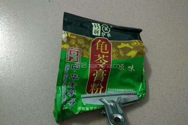 蜂蜜汁龟苓膏的做法图解1