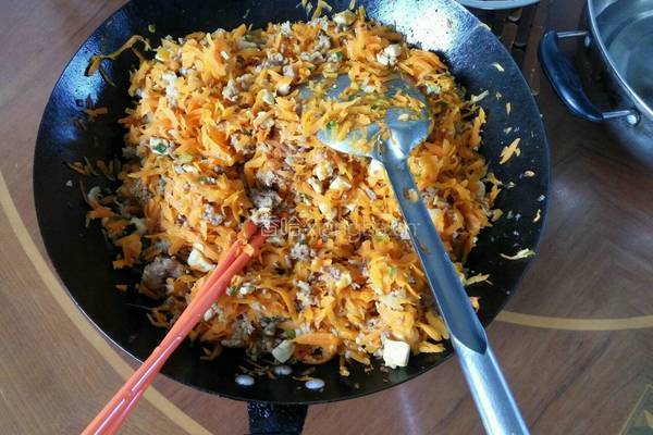 花边胡萝卜菜饺的做法图解1