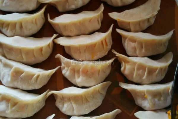 花边胡萝卜菜饺的做法图解2