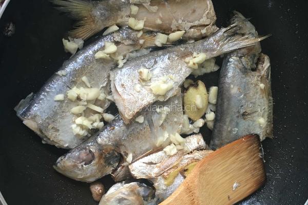 煎蒜香青鳞鱼的做法图解2