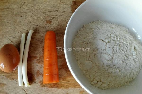 胡萝卜鸡蛋葱油饼的做法图解1