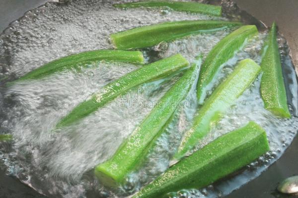 秋葵炒蛋的做法图解1
