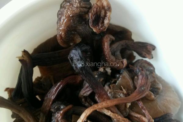 白菜炒蘑菇的做法图解2
