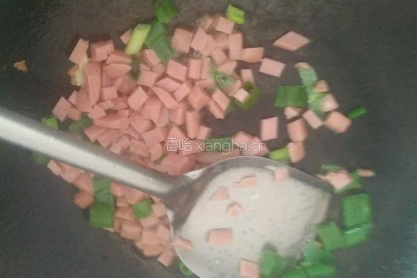 鸡蛋火腿炒米饭的做法图解2