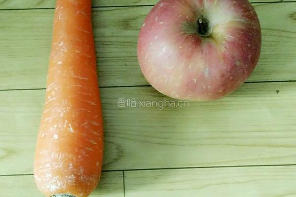 胡萝卜苹果汁的做法图解1