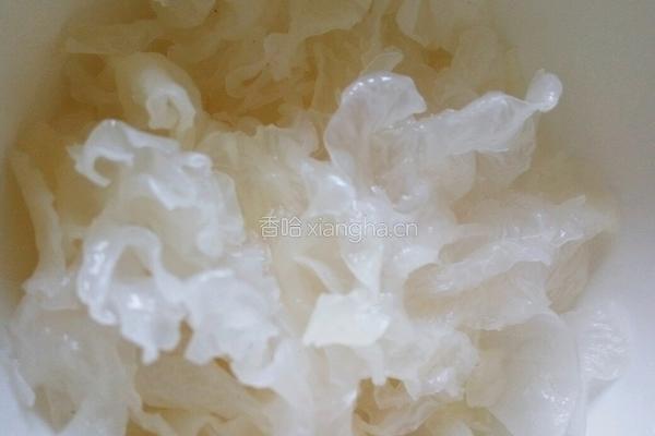 冰糖银耳雪梨糖水的做法图解2