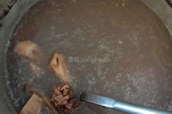 莲藕猪骨汤的做法图解3