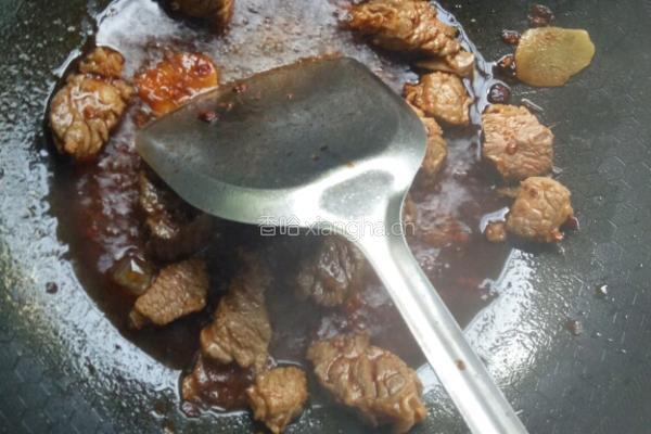 牛腩萝卜煲的做法图解3