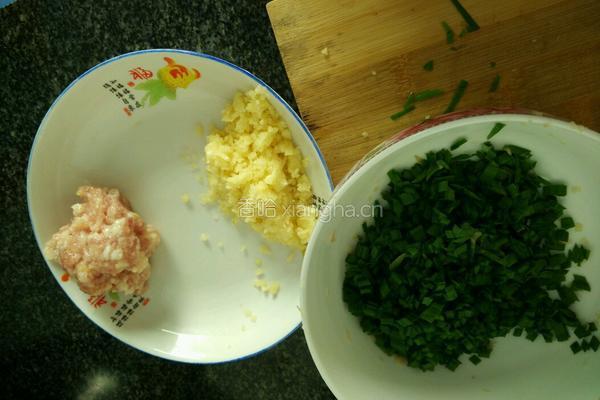 韭菜土豆猪肉煎饺的做法图解2