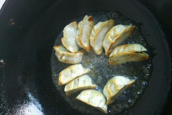 韭菜土豆猪肉煎饺的做法图解6