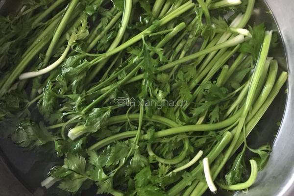 芹菜香干炒肉的做法图解1