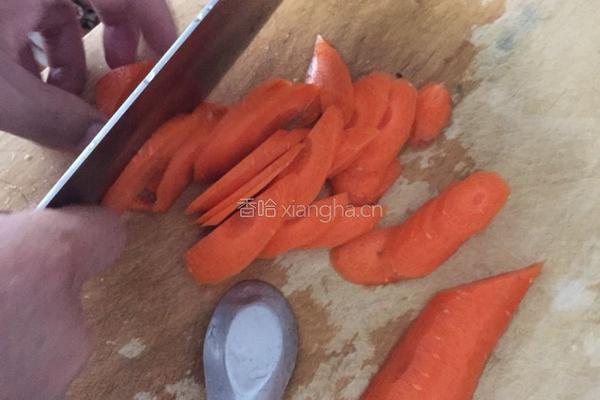 芹菜香干炒肉的做法图解7