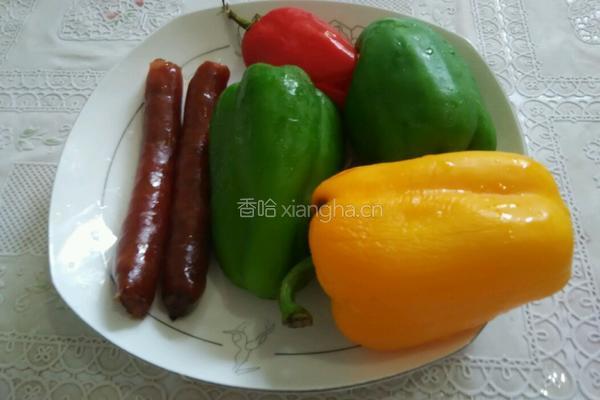 彩椒炒香肠的做法图解1