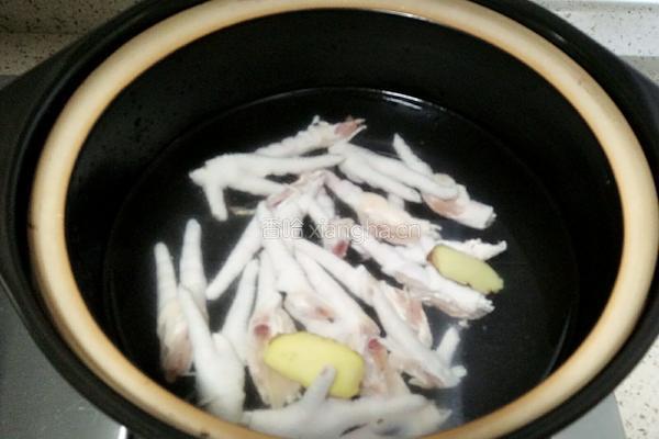 红枣桂圆花生煲鸡爪的做法图解4
