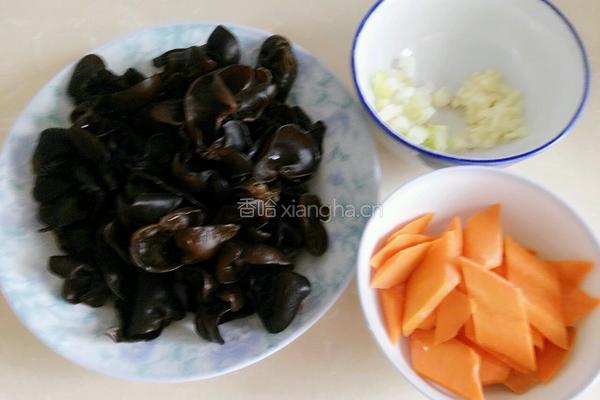 木耳胡萝卜炒肉的做法图解1