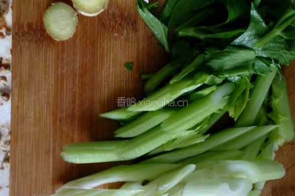 蛤蜊肉炒芹菜的做法图解2