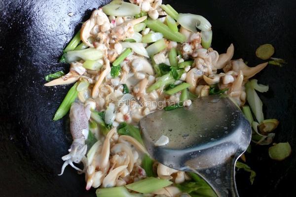 蛤蜊肉炒芹菜的做法图解4