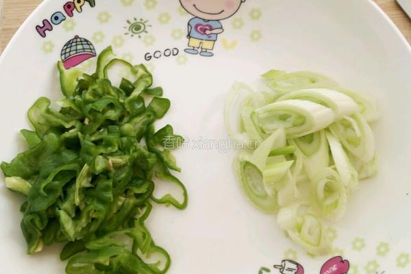 尖椒炒蚕豆的做法图解1