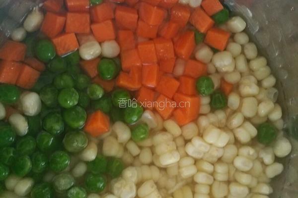 五彩玉米粒的做法图解1