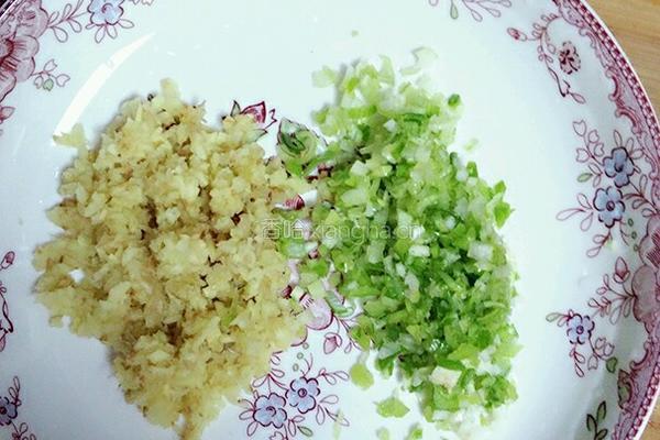 虾仁韭菜肉三鲜饺子的做法图解2