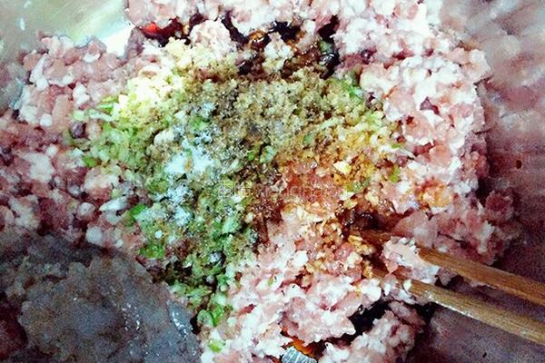 虾仁韭菜肉三鲜饺子的做法图解6